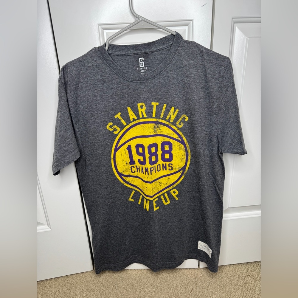 Starting Lineup 1988 Champions Los Angeles Lakers Short Sleeve Shirt (Men’s M)